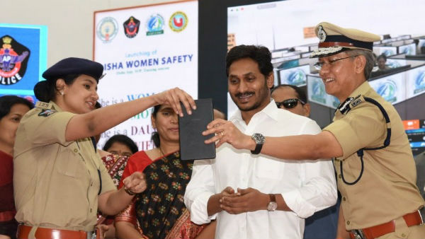 మహిళా సంరక్షణా కార్యదర్శులకు పోలీస్ యూనీఫాం ఇవ్వాలన్న సీఎం జగన్