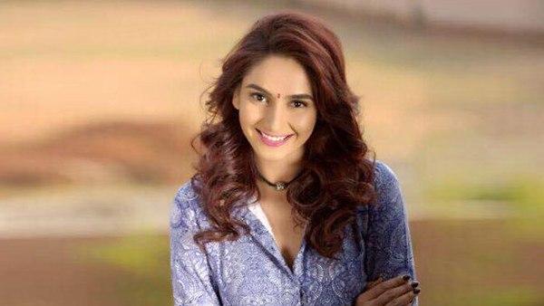 హీరోయిన్ ప్రయత్నాలు
