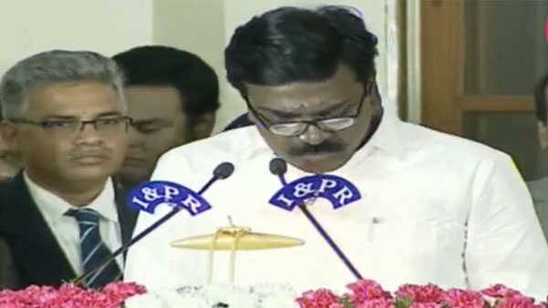 కూకట్ పల్లిలో ట్రాఫిక్ జామ్ .. మంత్రి కాన్వాయ్ పై దాడి ... అద్దాలు ధ్వంసం