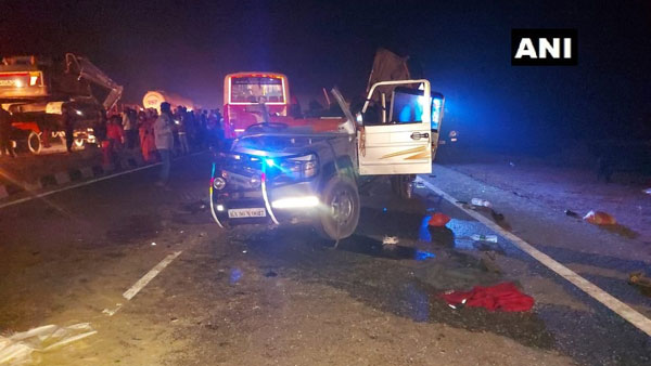 Karnataka: 5 people were killed and 6 others injured in a road accident near BG Halli in Chitradurga district Karnataka: 5 people were killed and 6 others injured in a road accident near BG Halli in Chitradurga district