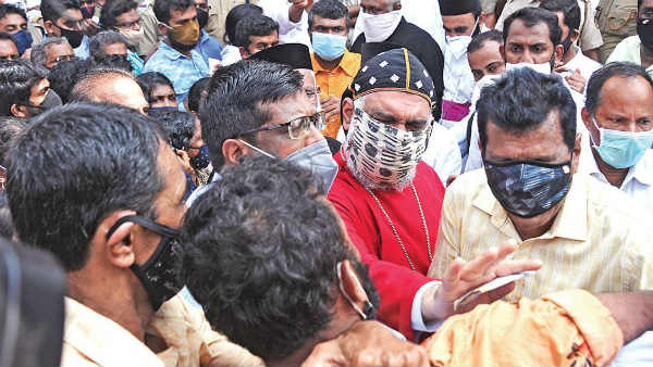 Sabarimala: Virtual queue racket rampant in Tamilnadu and Telangana Sabarimala: Virtual queue racket rampant in Tamilnadu and Telangana