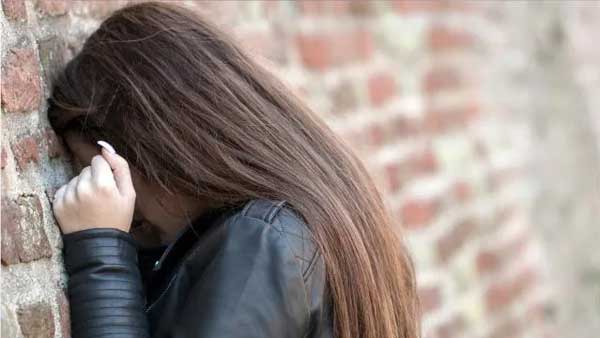 ఆత్మహత్యలొద్దు.. ఫిర్యాదు చేయండి..