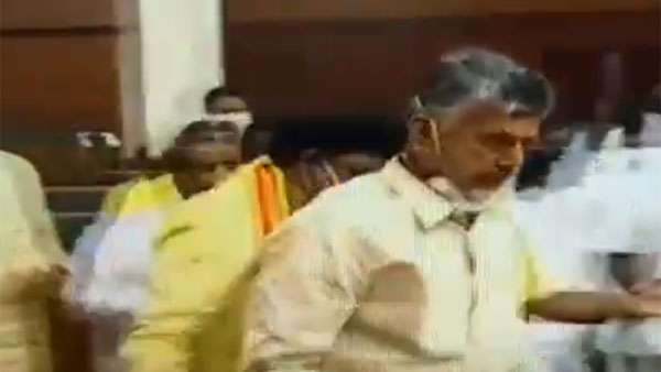 తొలిసారి పోడియం వద్దకెళ్లి సస్పెండైన చంద్రబాబు
