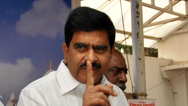 నాడు వైస్రాయ్ హోటల్ గేట్ ముందు నువ్వూ ఉన్నావన్న దేవినేని ఉమా