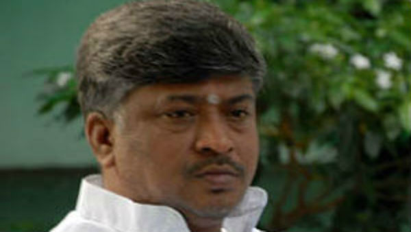 డబ్బులు ఇచ్చిన మాజీ మంత్రి
