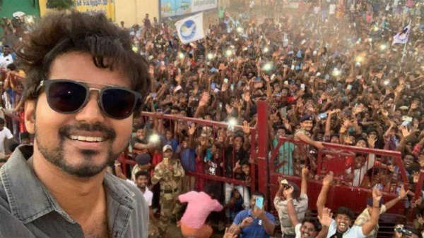 నైవేలీ లో తాను మరియు అతని అభిమానుల ఫోటోతో