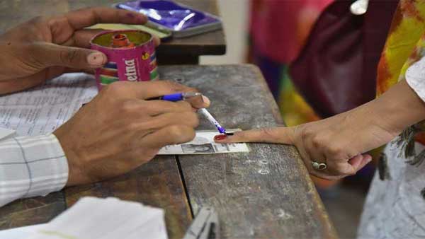 ఫోటోతో కూడిన స్లిప్ పంపిణీ..