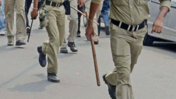 పోలీసుల లాఠీచార్జి