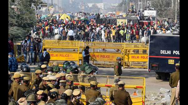 మూడు వ్యవసాయ చట్టాలను రద్దు చేసేవరకు ఢిల్లీ వదిలి వెళ్ళేది లేదు