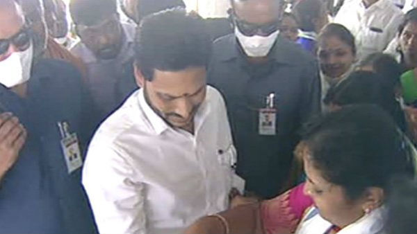 డిసెంబర్ 25 వ తేదీ నుంచి ఇళ్ళ స్థలాలు పంపిణీ చేస్తామన్న సీఎం