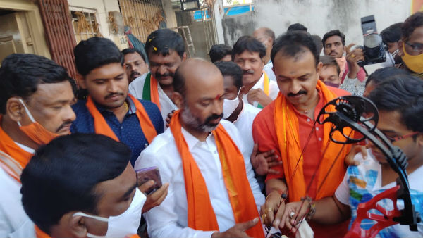 వరంగల్ ట్రై సిటీస్ లో కొనసాగిన రోడ్ షో ,.. అడ్డుకునే యత్నం చేసిన పోలీసులు