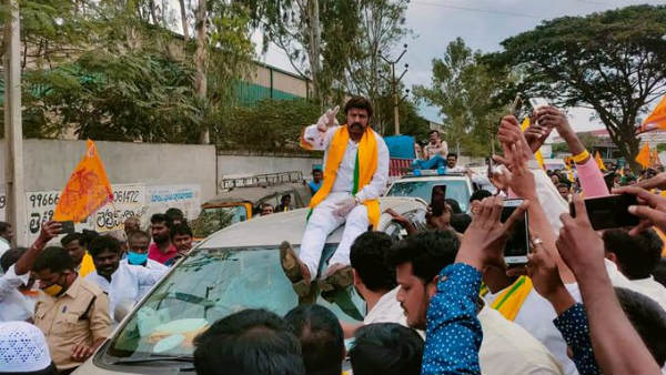 కర్ణాటక సరిహద్దు ద్వారా..