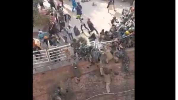 Delhi: Protestors attacked Police at Red Fort- scary video Delhi: Protestors attacked Police at Red Fort- scary video