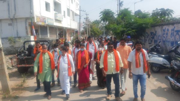 డీసీపీ కార్యాలయంలోని వెళ్లేందుకు ప్రయత్నించిన బీజేపీ కార్యకర్తలు .. తీవ్ర ఉద్రిక్తత