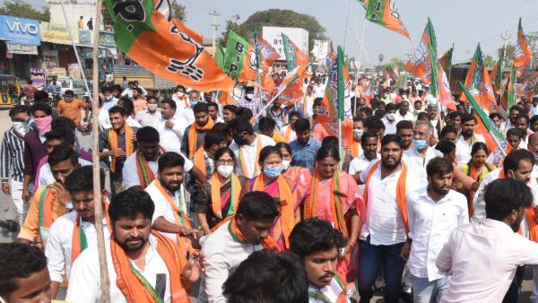 సీఐ పై చర్యలు తీసుకోకపోతే ఏం చెయ్యాలో చేసి చూపిస్తాం : బండి సంజయ్ వార్నింగ్