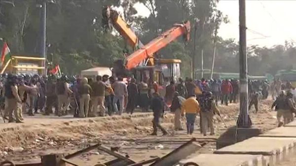 locals Thrown stones at farmers and vandalised Tents at singhu border locals Thrown stones at farmers and vandalised Tents at singhu border