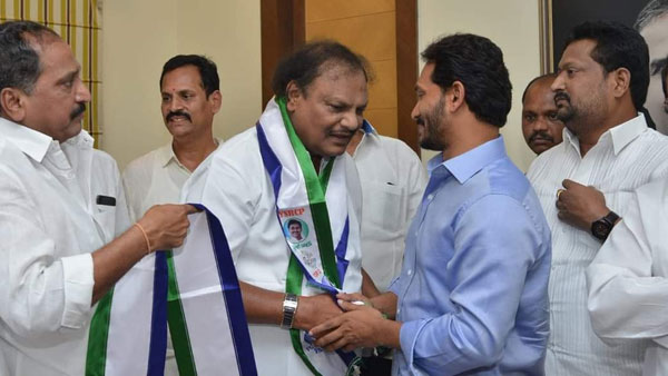 జగన్ సమక్షంలో వైసీపీలోకి..