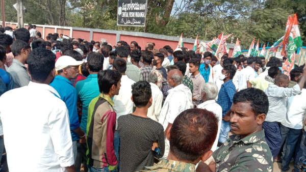 వరంగల్ సెంట్రల్ అజిల్ ముందు నిరసనకు దిగిన కాంగ్రెస్ నేతలు