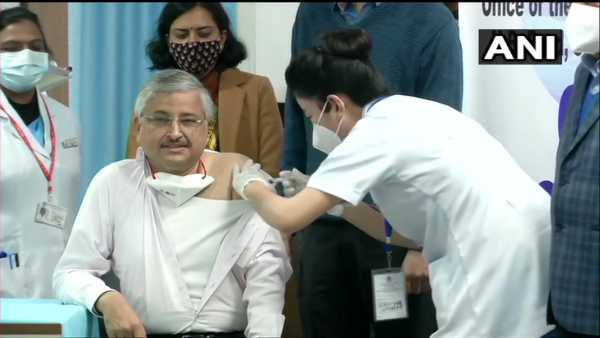Vaccination: AIIMS Director Dr Randeep Guleria receives COVID-19 vaccine jab Vaccination: AIIMS Director Dr Randeep Guleria receives COVID-19 vaccine jab