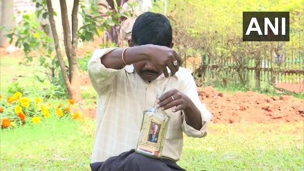 Odisha: Bhubaneswar Artist has crafted a miniature of US President-elect Joe Biden inside a glass bottle Odisha: Bhubaneswar Artist has crafted a miniature of US President-elect Joe Biden inside a glass bottle