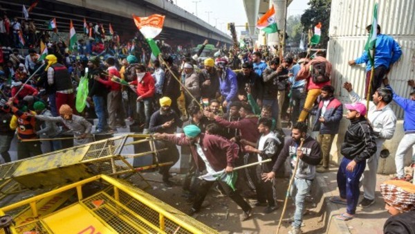 300 barricades broken, 17 govt vehicles destroyed in delhi.. 300 barricades broken, 17 govt vehicles destroyed in delhi..