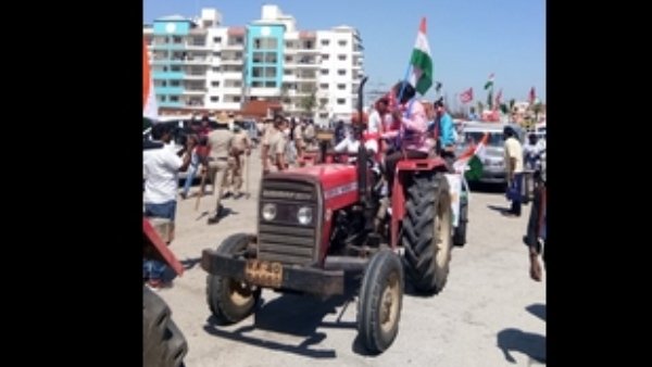 ఐటీ బీటీ హబ్ లో ట్యాక్టర్ల ర్యాలీ