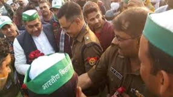 Amid Delhi Clashes: Farmers, Cops Exchange Roses, Share Meals At One Spot Amid Delhi Clashes: Farmers, Cops Exchange Roses, Share Meals At One Spot
