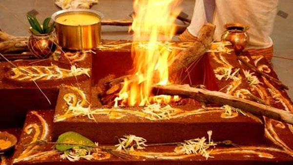 హోమం పేరుతో హడావుడి... ఎస్కేప్...