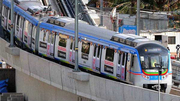 Snag briefly hits Metro rail services in Hyderabad Snag briefly hits Metro rail services in Hyderabad