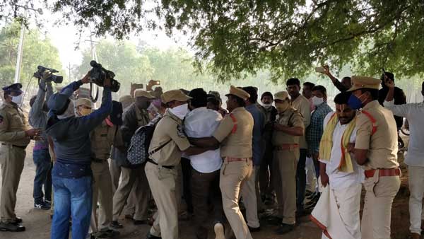 విగ్రహాల విధ్వంసంతో రాజకీయ రచ్చ