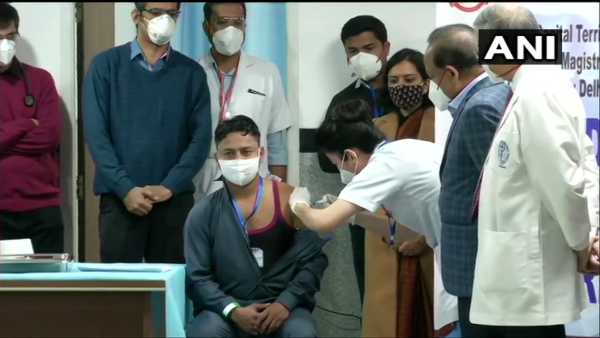 Vaccination: AIIMS Director Dr Randeep Guleria receives COVID-19 vaccine jab Vaccination: AIIMS Director Dr Randeep Guleria receives COVID-19 vaccine jab