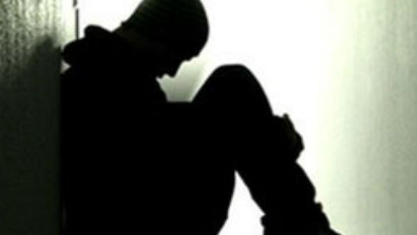 రూ. మూడు లక్షలు, బంగారు నగలు లూటీ