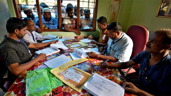 చొరబాటుదారులంటూ జంట నిర్భంధం
