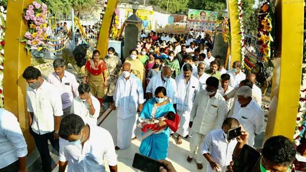 paritala ravi death anniversary: flexies burnt in anantapur dist, sunitha comments paritala ravi death anniversary: flexies burnt in anantapur dist, sunitha comments