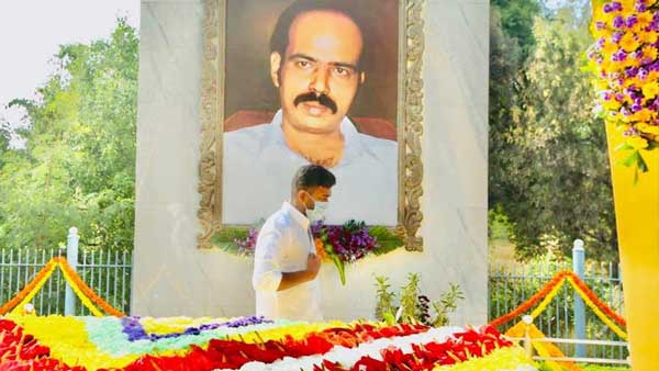 paritala ravi death anniversary: flexies burnt in anantapur dist, sunitha comments paritala ravi death anniversary: flexies burnt in anantapur dist, sunitha comments