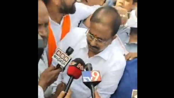 బీజేపీ నేతలకు పోలీసులకు మధ్య తోపులాట , సొమ్మసిల్లిన సోము వీర్రాజు , విష్ణువర్ధన్ రెడ్డి