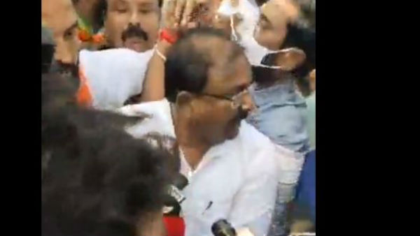 కొండపైకి బీజేపీ నేతలందరినీ అనుమతించని పోలీసులు .. బీజేపీ నేతలకు పోలీసులకు వాగ్వాదం