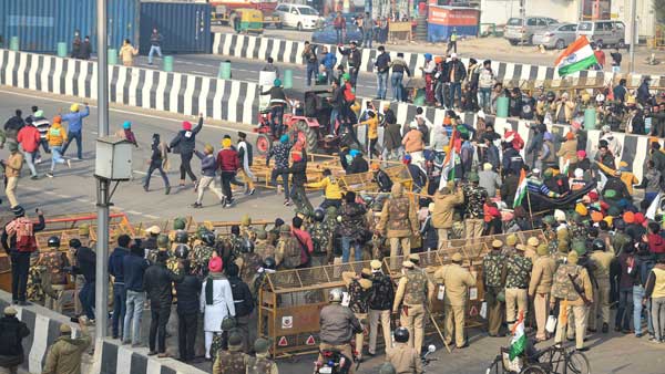 A Delhi Police personnel fell unconscious while on duty at Dilshad Garden, during the farmers protest A Delhi Police personnel fell unconscious while on duty at Dilshad Garden, during the farmers protest