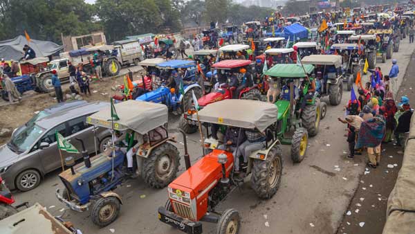 Angry Singhu villagers stage protest, ask farmers to vacate Delhi highway Angry Singhu villagers stage protest, ask farmers to vacate Delhi highway