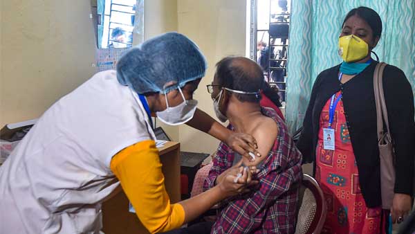 Fact Check:Drug Authority of India is not asking senior citizens their details on COVID-19 vaccine Fact Check:Drug Authority of India is not asking senior citizens their details on COVID-19 vaccine