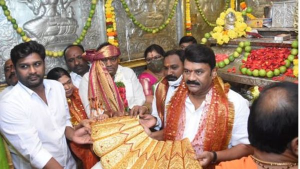 బల్కంపేట ఎల్లమ్మకు బంగారు చీర