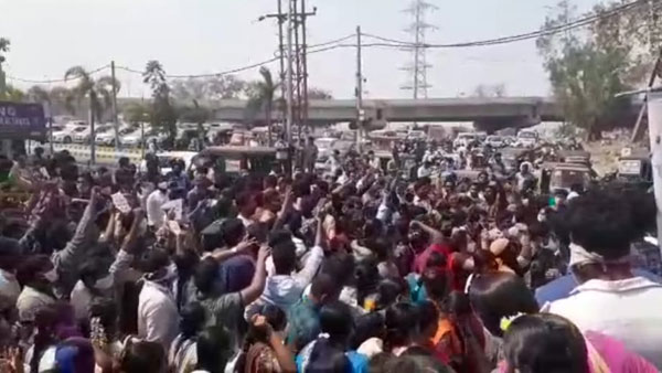 వాలంటీర్లు రోడ్డెక్కడం ఎంతో బాధించింది: వైఎస్ జగన్