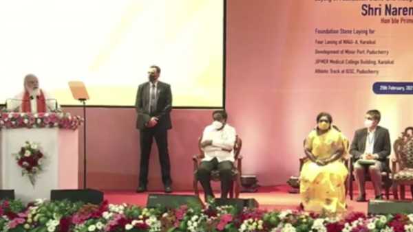 మీ మాజీ సీఎం వారి చెప్పులు మోయడంలోనే..