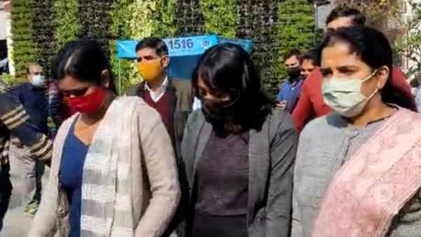 ఎవరీ దిశ రవి? ఆమె కోసం విద్యార్థులు..