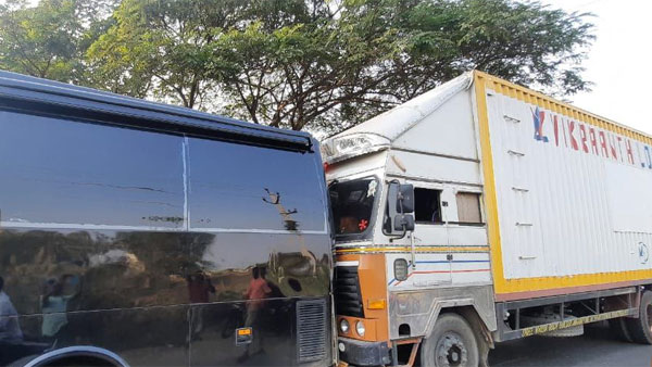 pushpa hero allu arjun caravan met with road accident in khammam pushpa hero allu arjun caravan met with road accident in khammam