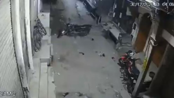 Viral Video Of Parked bike Moving On Its Own Intrigues Netizens Viral Video Of Parked bike Moving On Its Own Intrigues Netizens