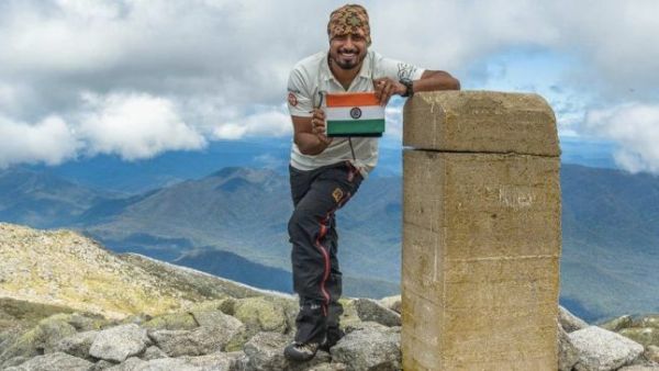 ఇద్దరు భారతీయుల ఫేక్ అవరోహణ