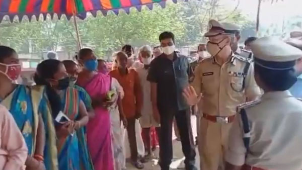 DGP Gautam Sawang interacted with the voters of Kothavalasa Mandal DGP Gautam Sawang interacted with the voters of Kothavalasa Mandal
