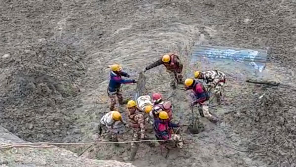 కొట్టుకుపోయిన రెండు డ్యాంలు.. 150 మంది గల్లంతు