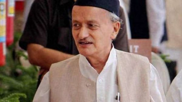 గవర్నర్కు విమాన నిరాకరణపై మాటలయుద్ధం